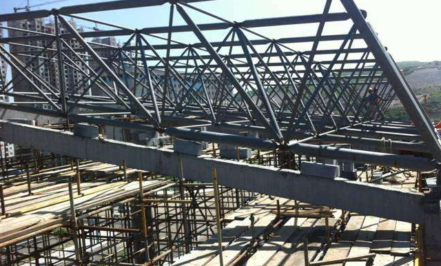 定州简述网架公司的黑色压型钢板的吊装步履